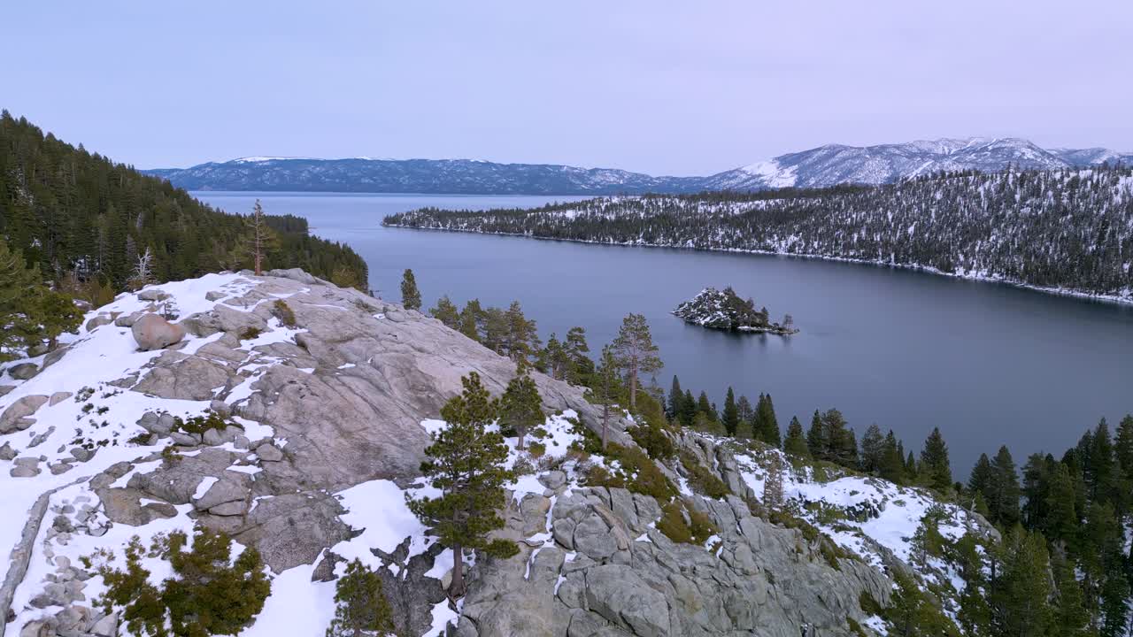 взгляд с воздуха на смотровую площадку эмералд-бэй, озеро тахо, калифорния