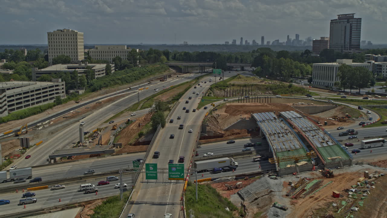 toma aérea panorámica derecha v672 de atlanta georgia del intercambio y la construcción de la autopista - dji inspire 2, x7, 6k - agosto de 2020