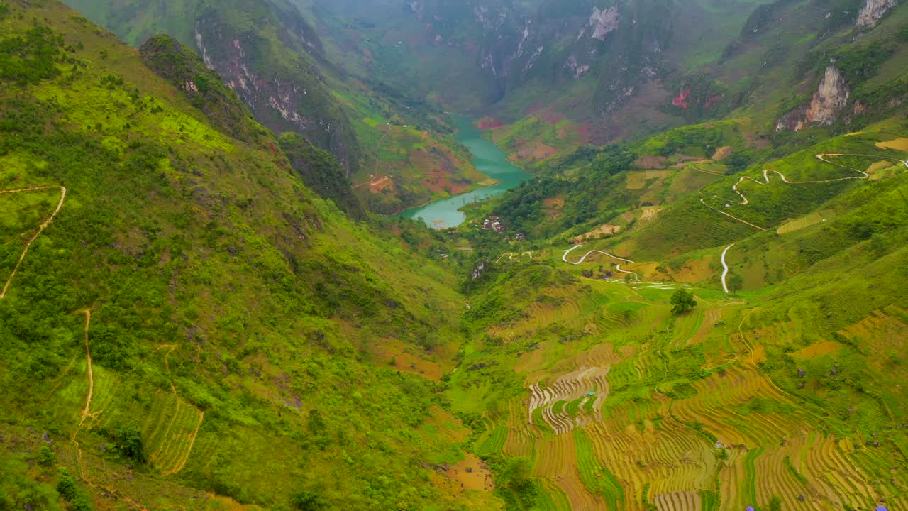 muñeca aérea delante del magnífico río nho que con su agua verde azul turquesa en el magnífico paso ma pi leng en el norte de vietnam