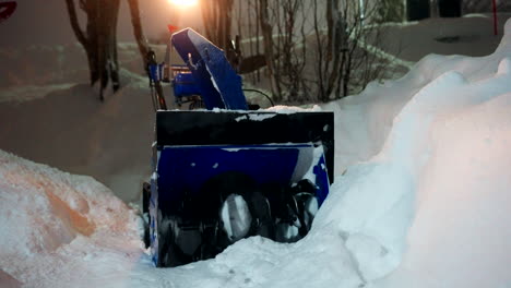 máquina de soplar nieve aislada en funcionamiento sin nadie en los controles
