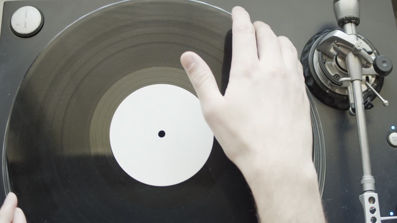 빈일 레코드를 빈티지 그라모폰으로 재생하는 - 아날로그 오디오 경험  뷰