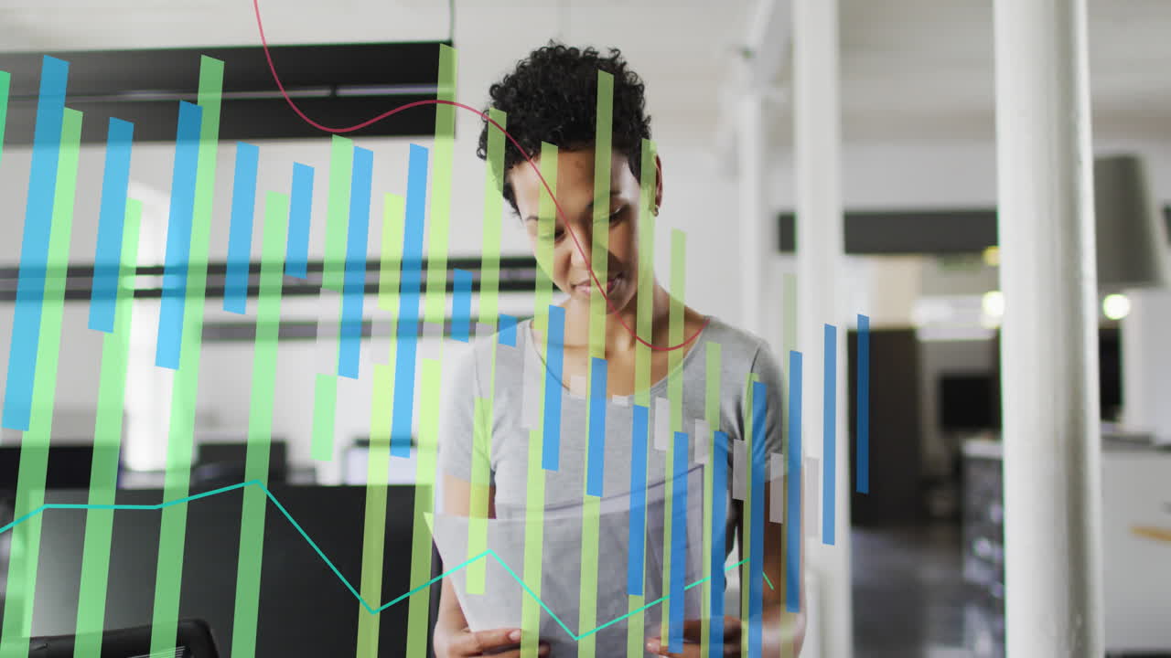 animación de procesamiento de datos estadísticos contra una mujer biracial leyendo un documento en la oficina