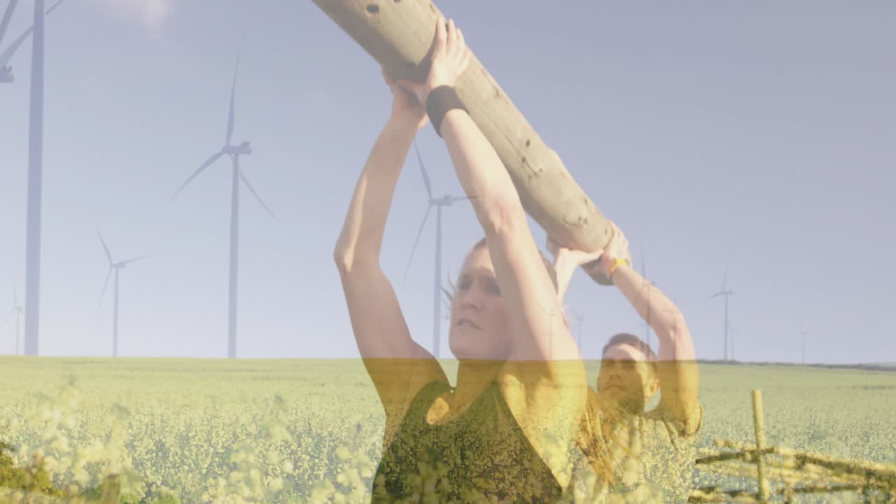 Trasporto di un tronco in un campo, donne con turbine eoliche e sovrapposizione animata di una donna.