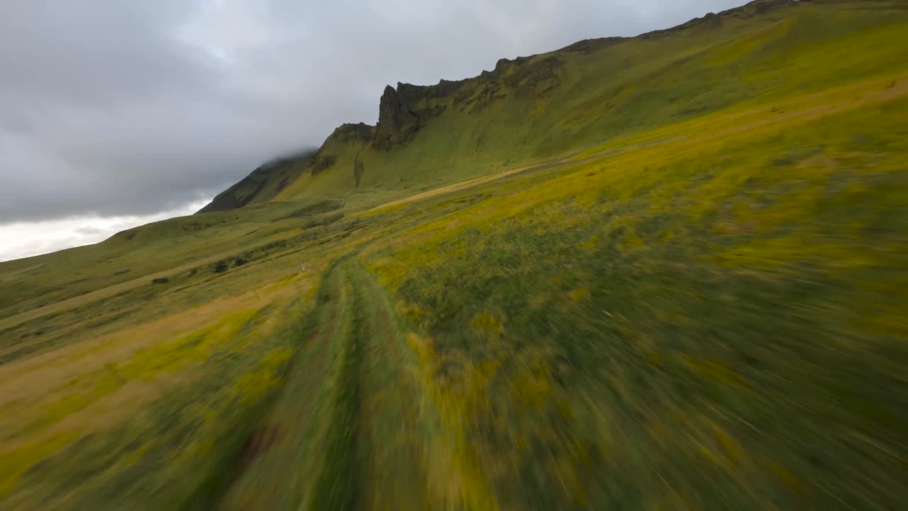 vuelo de drones fpv de alta velocidad sobre vik en la costa sur de islandia