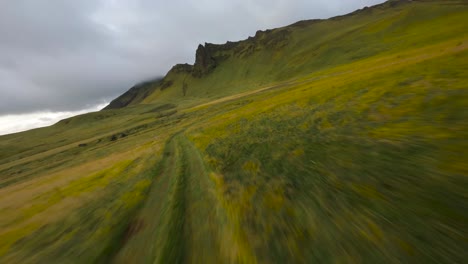 Hochgeschwindigkeits-FPV-Drohnenflug-über-Vik-An-Der-Südküste-Islands