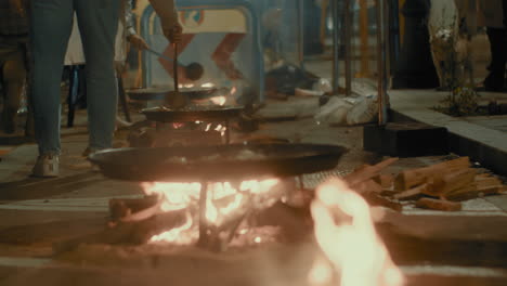 cocinando paella durante el festival de fallas en valencia