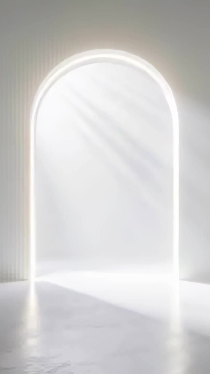 Video verticale: Luce solare che entra da destra con raggi che si muovono attraverso un arco luminoso nella stanza, creando giochi di luce sul pavimento.