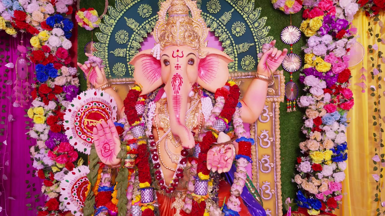 Lord Ganesha è la venerata divinità indù con la testa di elefante, nota come colui che rimuove gli ostacoli e dio della saggezza, dei nuovi inizi e della prosperità