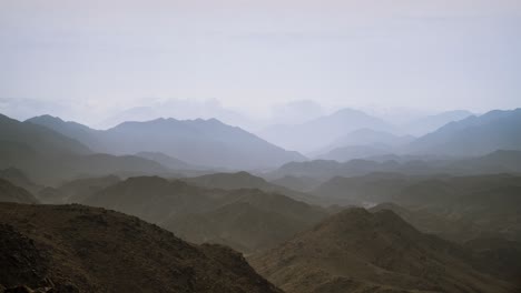 Erleben-Sie-Fesselnde-Zeitrafferaufnahmen,-Während-Nebel-über-Den-Majestätischen-Bergen-Der-Vereinigten-Arabischen-Emirate-Wirbelt