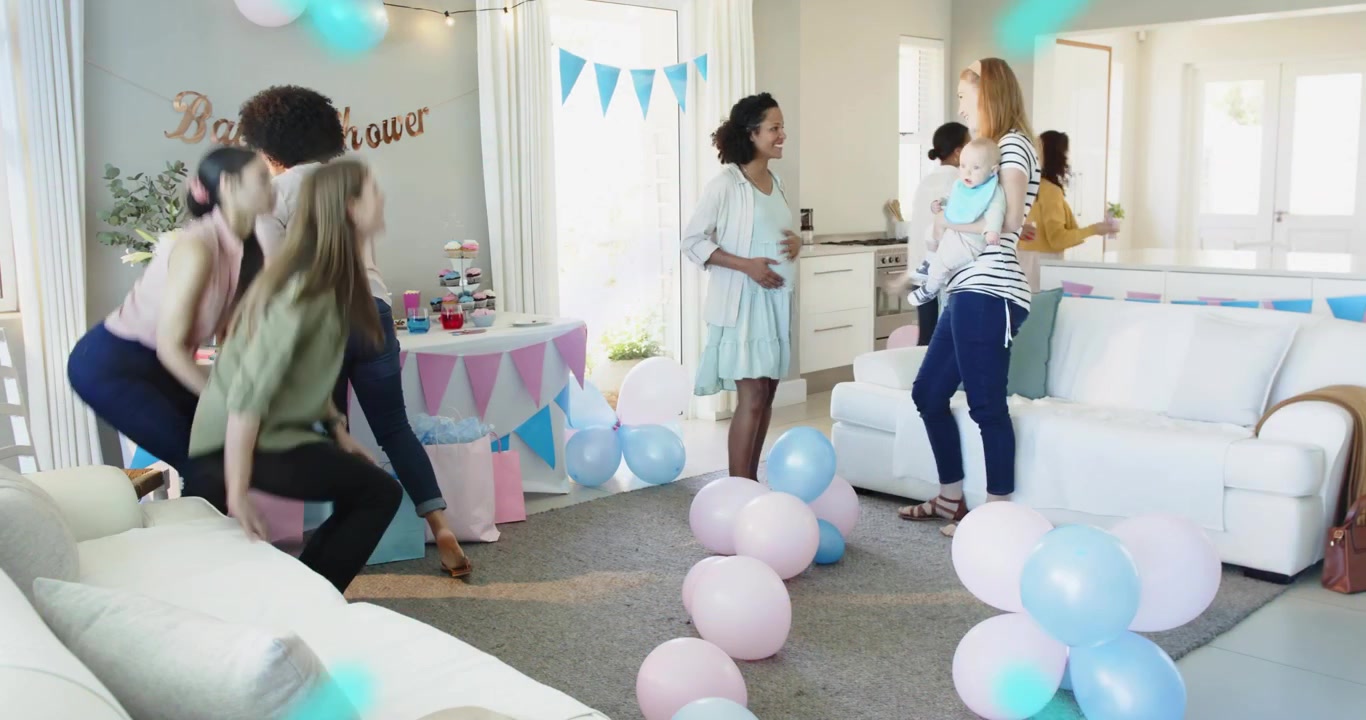 Invitados usando una laptop para poner música de baby shower mientras notas animadas ascienden y mujeres arreglan globos.