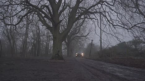 4x4-Auto-Nähert-Sich-Die-Schlammige-Straße-In-Einem-Wald-In-Cambridge,-England