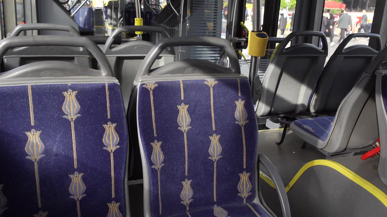 interior vacío del autobús con asientos con patrones de flores