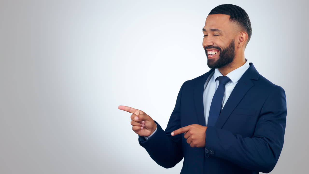 señalando, feliz y cara de hombre de negocios