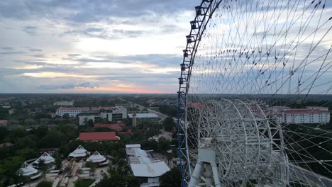 Kambodscha-Siem-Reap-Riesenrad-Bei-Sonnenuntergang