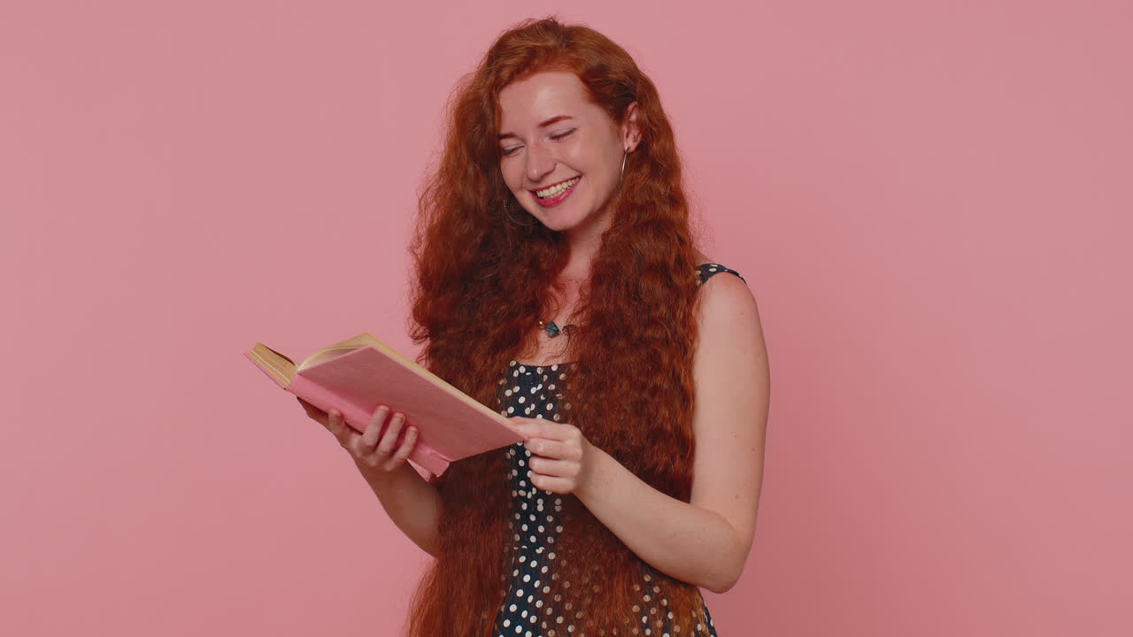 mujer pelirroja leyendo divertido interesante libro de cuentos de hadas, ocio afición, educación, aprendizaje