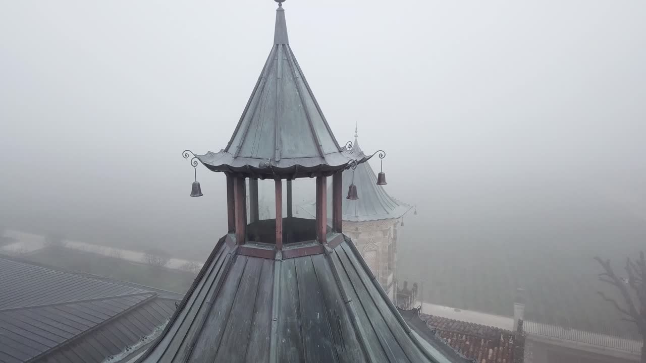 архитектурные детали винодельни chateau cos d'estournel в туманный день, регион бордо, франция