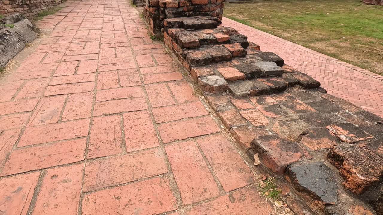 역사적인 벽돌 길을 따라 꾸준한 진행