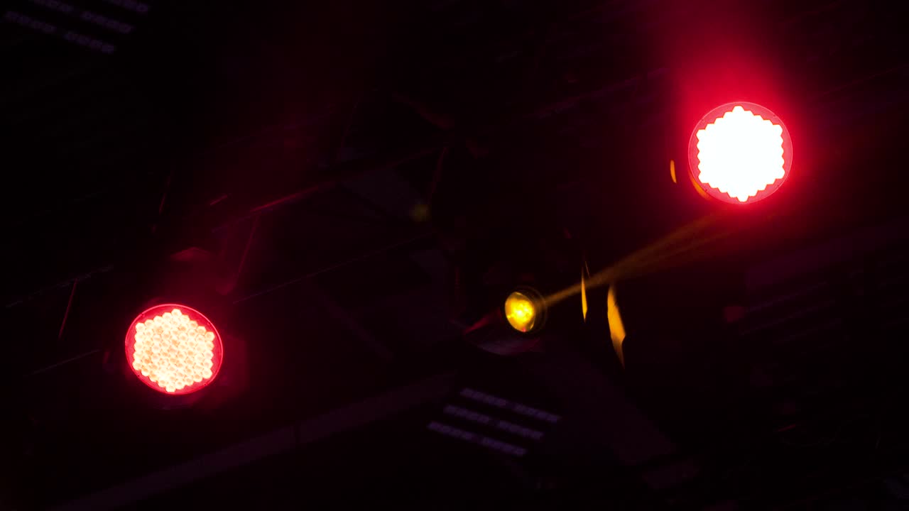 reflector multicolor de las luces de la escena en la oscuridad