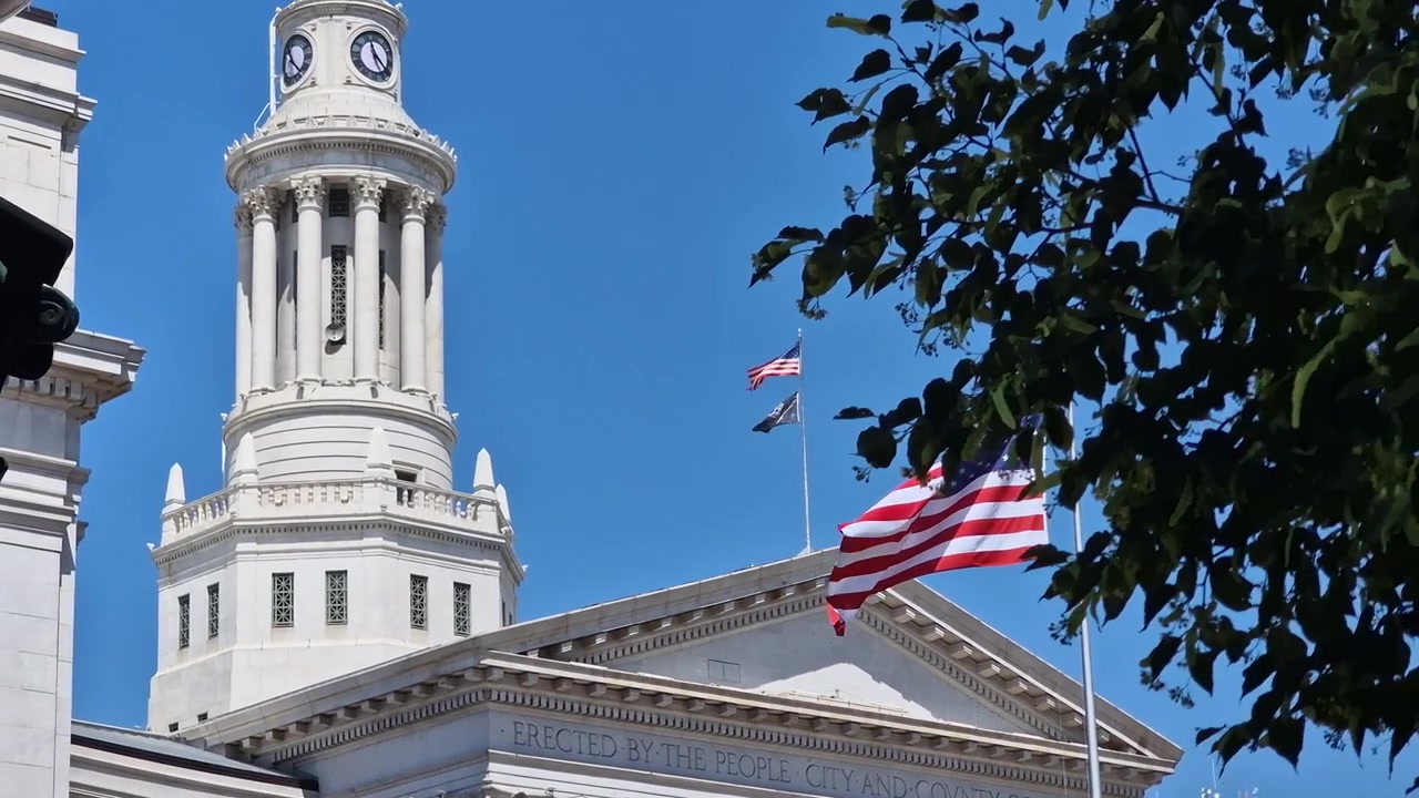 Municipio e Palazzo della Contea di Denver, bandiere e torre dell'orologio in una calda giornata di sole, Colorado, USA.