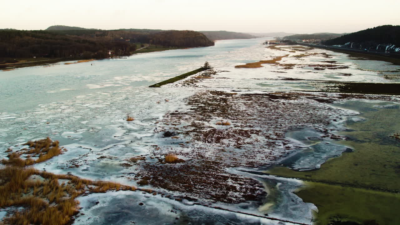 la orilla inundada congelada del río gota alv durante el invierno en suecia, aerial