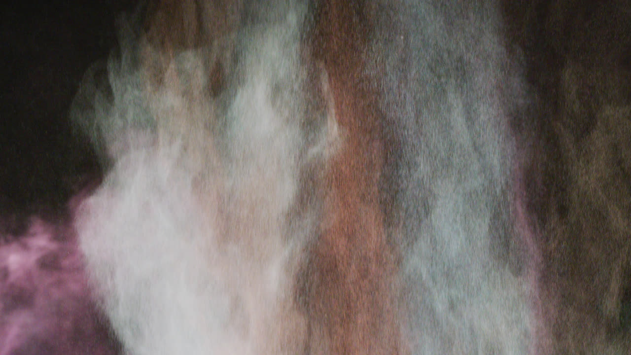 vídeo de polvos multicolores con espacio de copia sobre fondo negro