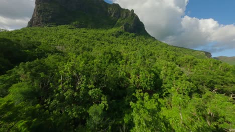 Drone-Volando-Rápido-Desde-La-Playa-Revelando-El-Hito-Le-Morne-Brabant-En-Mauricio