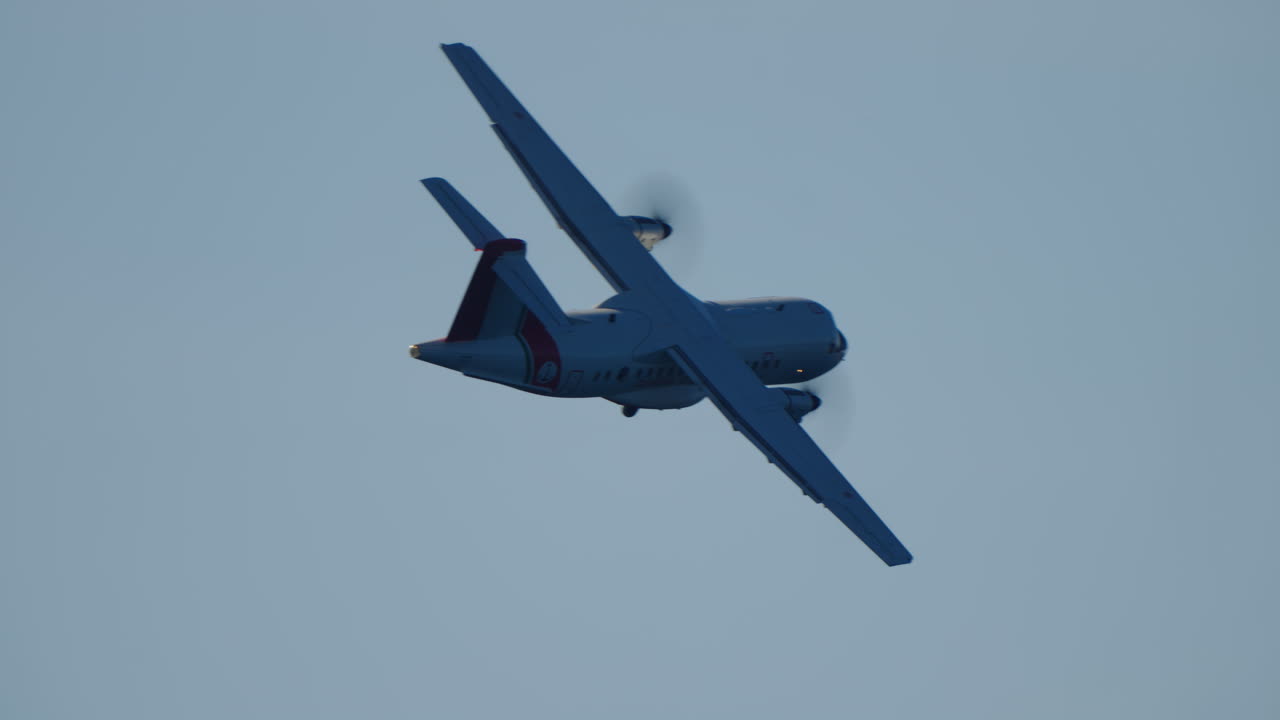 Aereo turboelica in volo e in virata in un cielo sereno