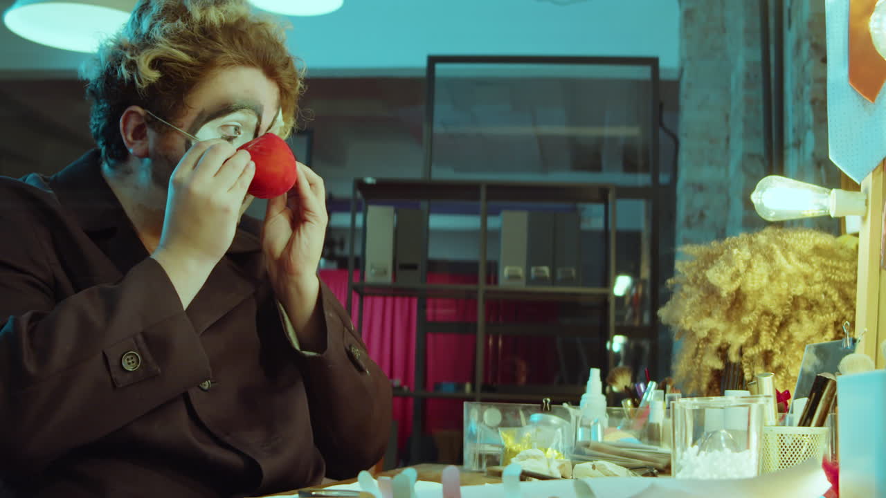 드레싱 에서 공연을 준비하는 조롱거리