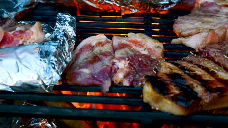 Fiesta-De-Barbacoa-Coreana-A-La-Parrilla-Afuera-Durante-El-Campamento-En-Un-Viejo-Set-De-Barbacoa-Cocinar-Panceta-De-Cerdo-Coreana-En-Una-Parrilla-De-Barbacoa-Afuera-Para-Acampar