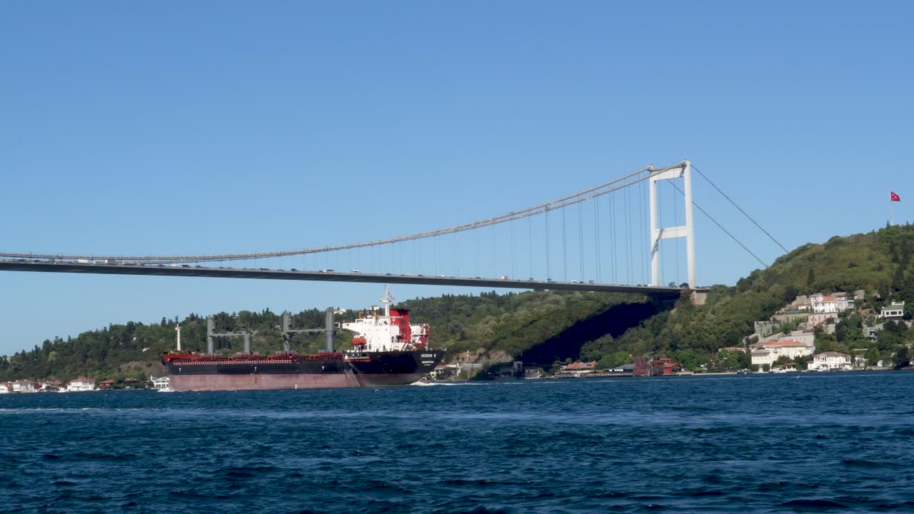 Lasteskip som passerer under Fatih Sultan Mehmet-broen, Bosporosstredet, Istanbul, Tyrkia
