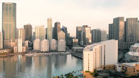 Vista-Aérea-Del-Centro-De-Miami-Y-Brickell-Key-Al-Amanecer,-Florida