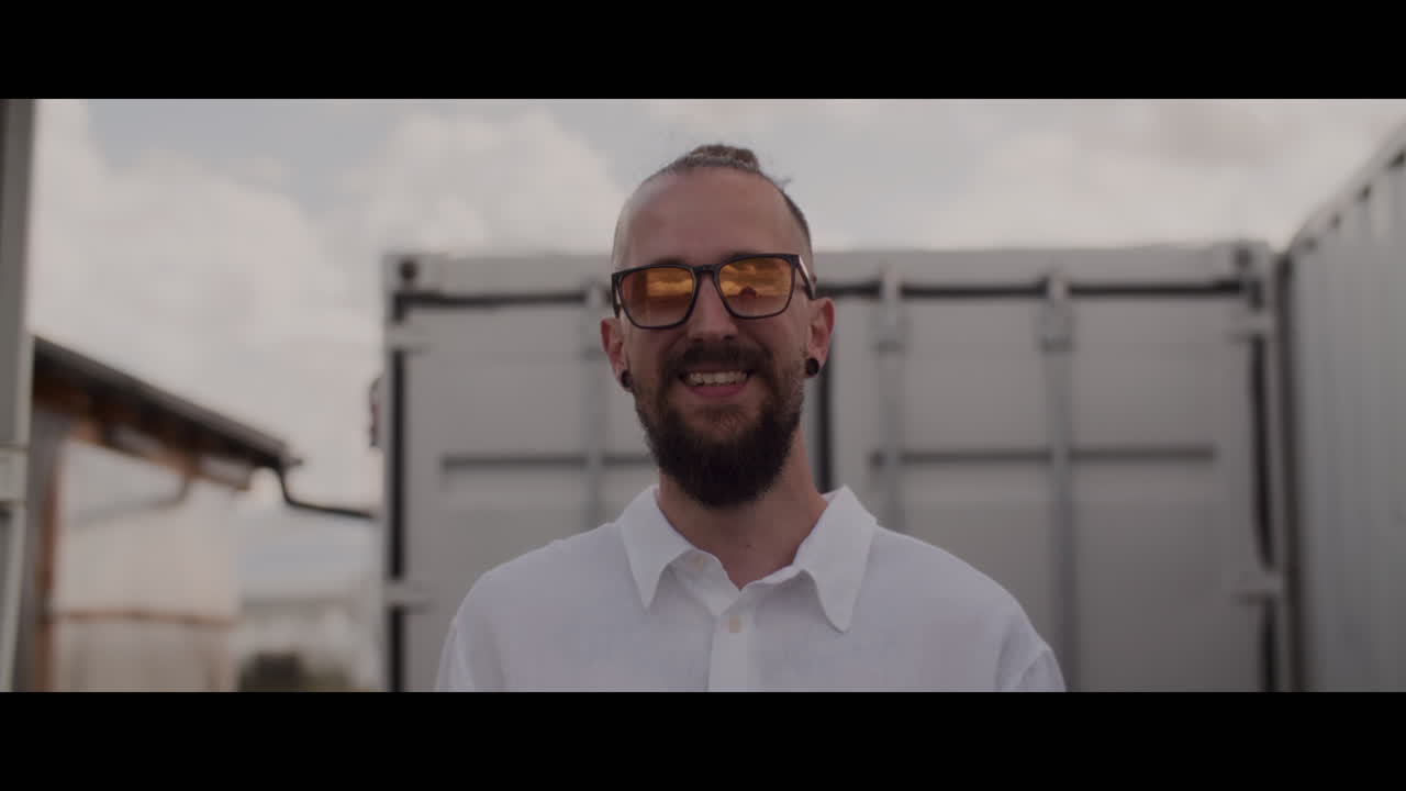 hombre sonriente con gafas de sol