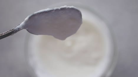 una cuchara de yogur