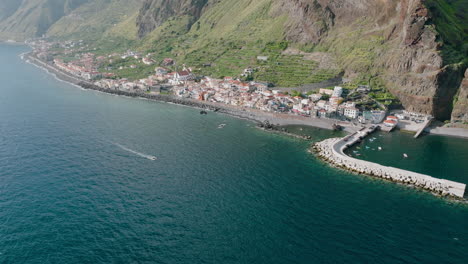 Ciudad-Costera-Debajo-De-Los-Acantilados-Costeros,-Crucero-En-Barco-Al-Puerto,-Madeira