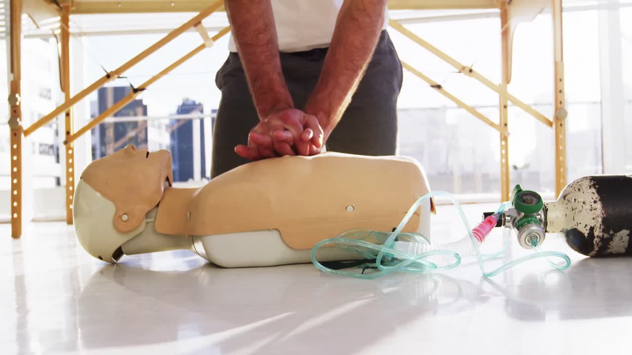 paramédico masculino durante el entrenamiento de reanimación cardiopulmonar