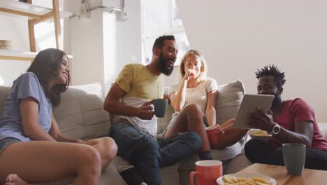 Zwei-Paare-Lachen-Zusammen-Und-Schauen-Auf-Das-Digitale-Tablet