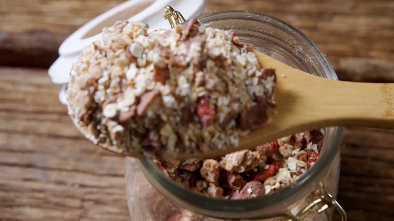 cereales mezclados para el desayuno en cuchara de madera 4k