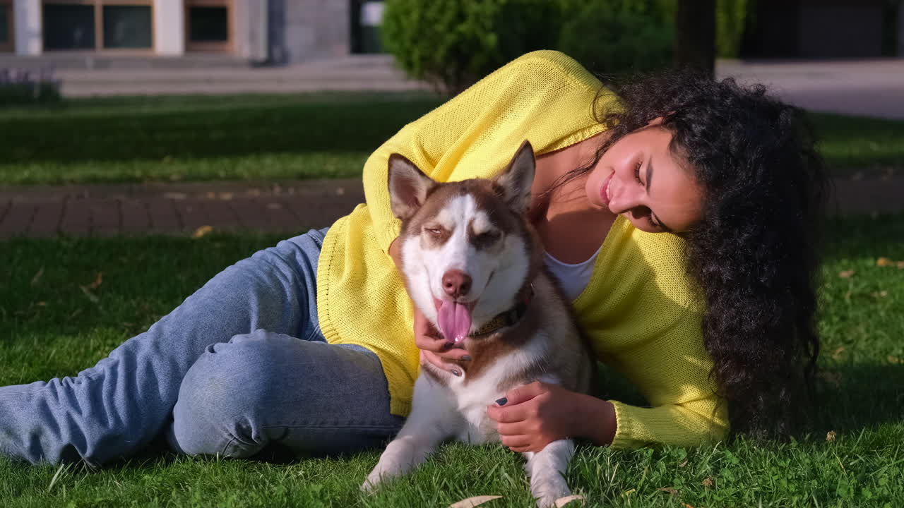 공원에서 여자와 시베리아 허스키