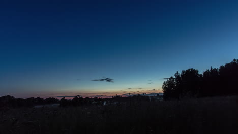 Hermoso-Lapso-De-Tiempo-De-Una-Puesta-De-Sol-Tardía-Y-La-Puesta-De-Sol-Sobre-La-Silueta-De-Los-árboles