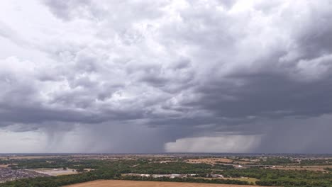 Mit-Blick-Auf-Die-Landschaft,-Regen-Bewegt-Sich-über-Den-Himmel-Und-Zwei-Deutliche-Niederschlagssäulen-Fallen-Auf-Die-Landschaft