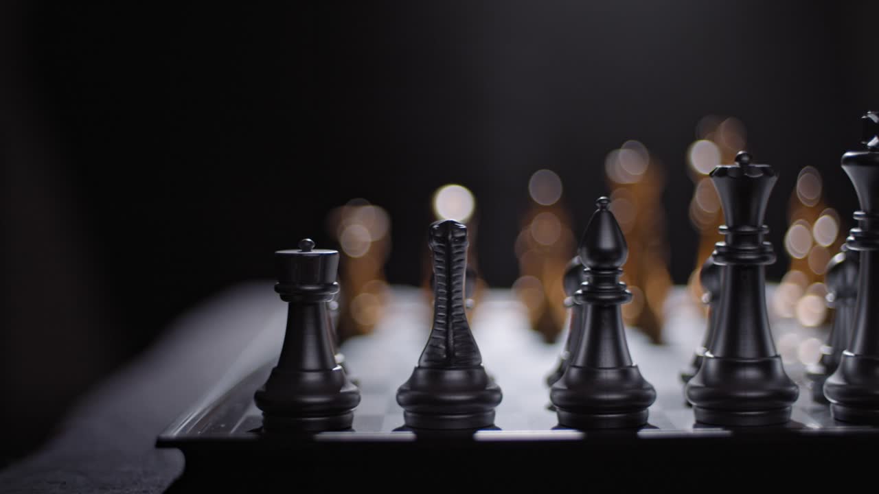 lav vinkel trucking, overfladisk fokus bag sølvstykker sat op på skakbrættet