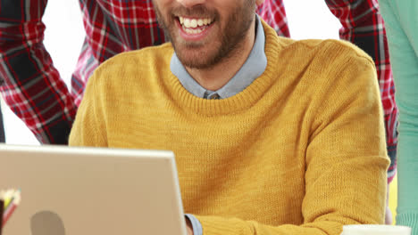 equipo de negocios creativos teniendo una reunión
