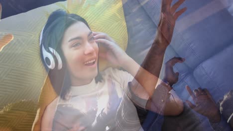 animación de personas bailando y mujer biracial escuchando música con auriculares.