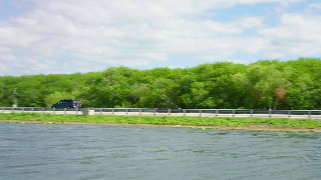 도로 여행 미니밴이 차선 고속도로를 지나가고 있습니다.