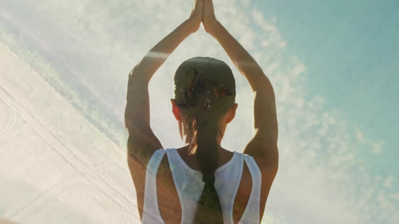 Animazione di reti di connessioni su donna che pratica yoga all'aperto