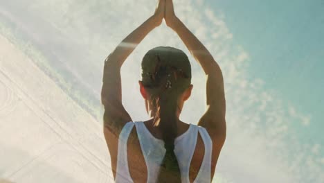 animación de redes de conexiones sobre mujeres practicando yoga al aire libre