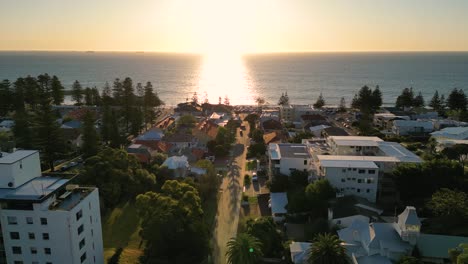 La-Icónica-Playa-De-Cotesloe-De-Perth-Y-Los-Edificios-Frente-Al-Mar-Al-Atardecer