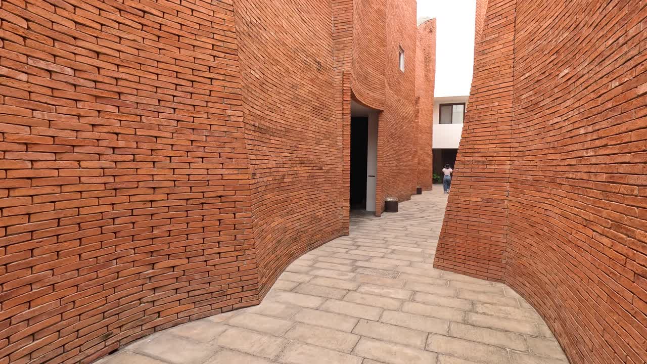 카메라는 복잡한 벽돌 미로를 통과합니다.