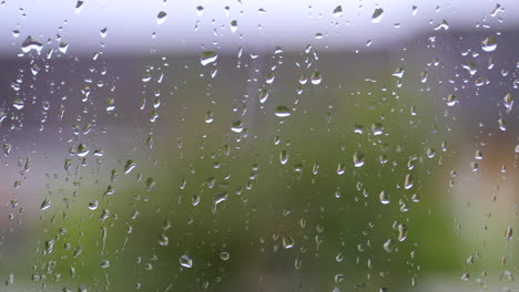 lluvia borrosa fuera cae en la ventana