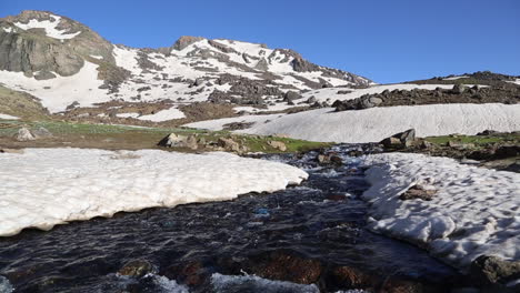 Schneeschmelze-Am-Ende-Des-Winters-Und-Im-Frühen-Frühling